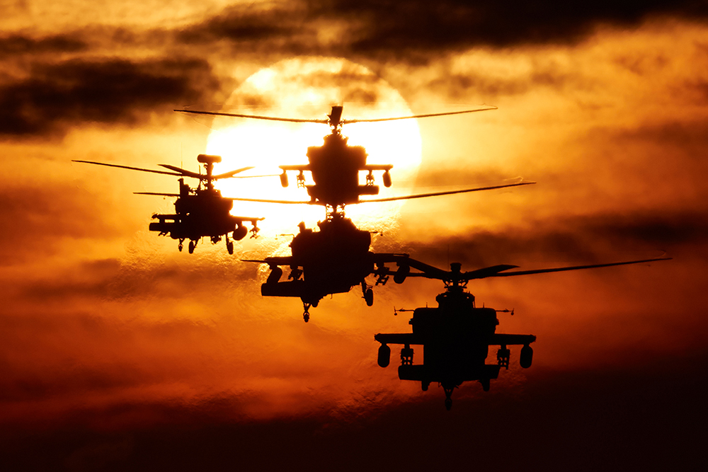 육군항공작전사령부 소속 AH-64E 아파치 가디언 대형공격헬기가 동해안 일대에서 여명 항공정찰을 하며 힘차게 솟아오른 태양을 가르고 있다. 한반도 평화 수호를 향한 장병들의 열정과 함께 새해가 밝아왔다. (사진:국방일보)