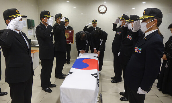 무공수훈자회 장례의전선양단이 국가유공자 장례식장에서 태극기 관포식을 열고 있다.