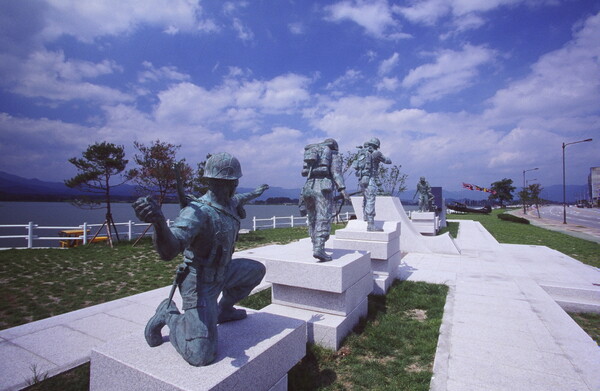 평화공원의 기념조각들.