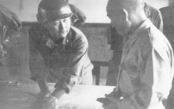 다부동 전투 당시 국군 제1사단을 지휘했던 백선엽 준장이 신성모 국방부 장관에게 전황을 보고하고 있다.