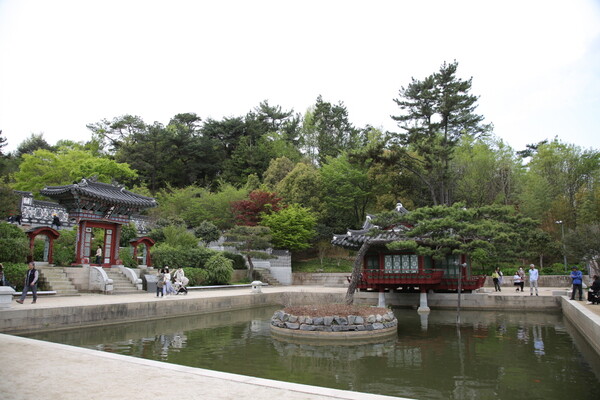 한국정원은 서울 경복궁을 축소한 모습이다.