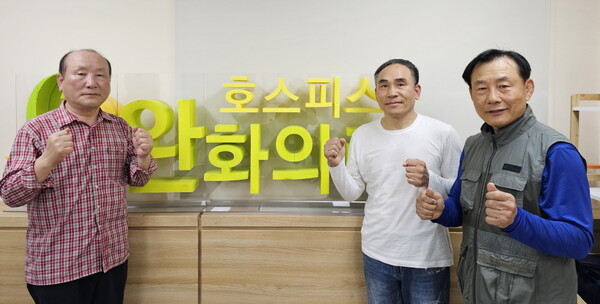 김화선(오른쪽)씨와 자원봉사자들. 중앙보훈병원 호스피스병동에서 3인 1조로 목욕봉사를 하고 있다.