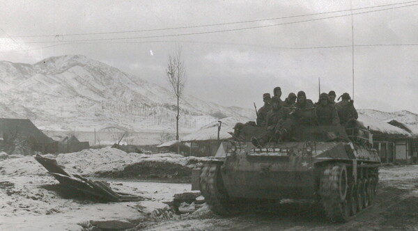 지평리 전투 현장으로 미 제23연대 전차가 진입하고 있다.
