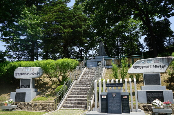지평리전투기념관 옆에 지평리 전투유엔군(프랑스) 참전충혼비와 지평리 전투유엔군(미국) 전승충혼비가 서 있다.