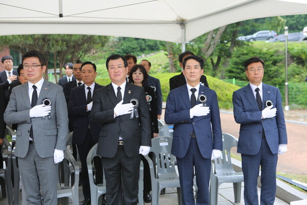 지난달 15일 열린 특수임무전사자 합동위령제에서 박민식 국가보훈부 장관과 김용덕 회장이 국민의례를 하고 있다.