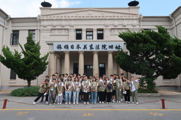 국가보훈부 주관 2023 국외 보훈사적지 탐방에 참여한 청년들이 첫 번째 탐방지인 여순관동지방법원 앞에서 기념촬영을 하고 있다. 5박 6일간 이뤄진 올해 탐방에는 총 200여 명이 참여했다.