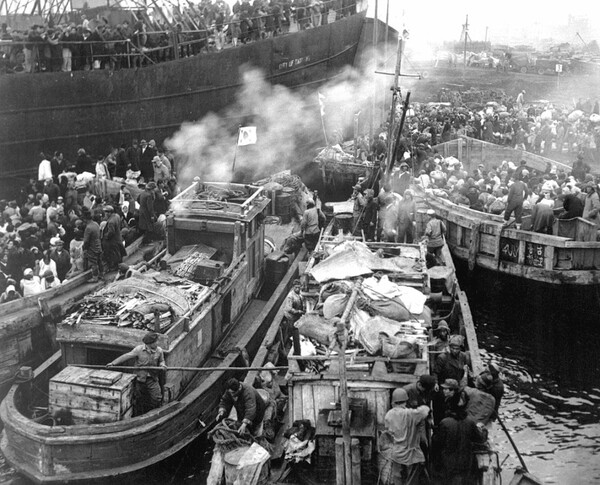 1950년 12월 흥남 부두에 몰려든 피란민들이 수송선에 탑승하고 있다.