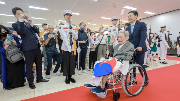 지난달 13일 박민식 장관이 김포공항 입국장으로 오성규 애국지사와 함께 들어오고 있다.