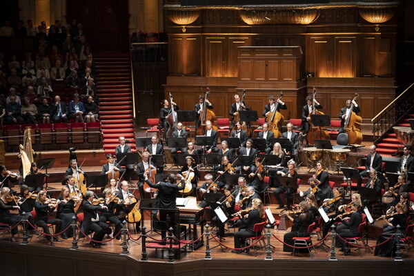 벅찬 감동을 선사할 세계적인 오케스트라의 내한 공연이 펼쳐진다. 네덜란드를 대표하는 명문 악단 로열 콘세르트헤바우 오케스트라.