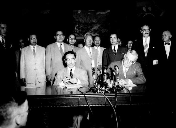 1950년 8월 8일 한미상호방위조약 가조인식에서 변영태 외무부 장관과 존 포스터 덜레스 미국 국무부 장관(오른쪽)이 서명을 하고 있다.