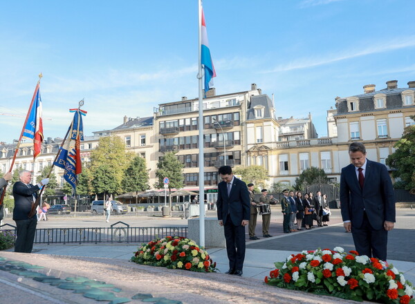 13일 박민식 장관이 자비에 베텔 룩셈부르크 총리와 함께 룩셈부르크 헌법광장에 있는 한국전 참전비에 참배하고 있다.