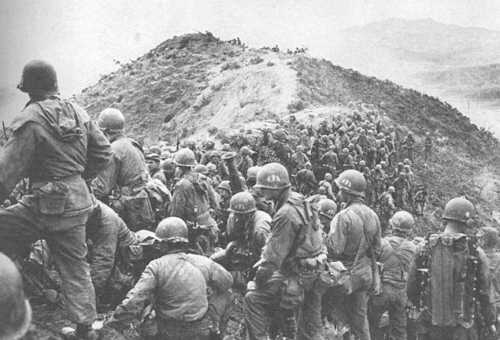 1951년 3월 23일 경기도 문산에서 미 제187공정연대 전투단 병사들이 진격을 앞두고 산등성이에 집결하고 있다.