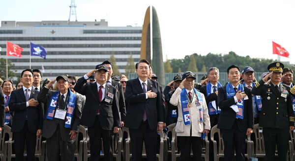 윤석열 대통령이 지난달 12일 전쟁기념관에서 열린 장진호 전투 기념식에서 참석자들과 함께 국민의례를 하고 있다.
