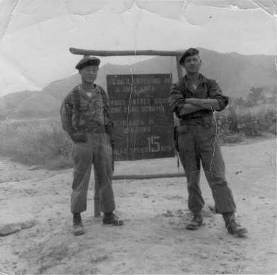 레옹 보스케 참전용사가 6·25전쟁에 참전했던 시기 한국인 전우와 촬영한 기념 사진.
