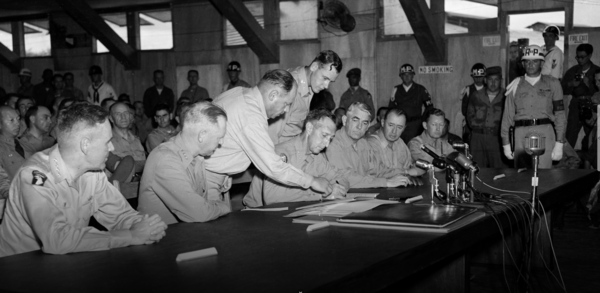 1953년 7월 27일 마크 웨인 클라크 유엔군사령관이 정전협정에 서명하고 있다.