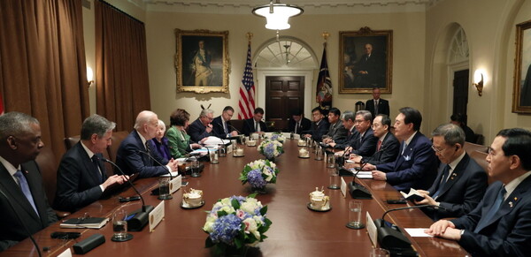 지난 4월 26일 윤석열 대통령과 조 바이든 미국 대통령이 백악관에서 한미 정상회담 확대 회담을 하고 있다.