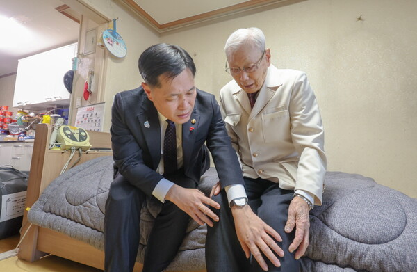 이희완 국가보훈부 차관이 21일 서울시 용산구에 계시는 6.25참전 유공자 장보원(94)씨 자택을 방문해 안부를 묻고 있다.