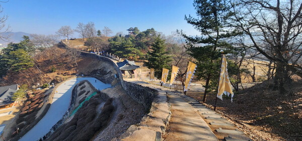 공산 성벽에서 바라본 금서루. 공산성의 현재 성벽은 대부분 조선시대에 쌓은 것이지만 그 아래에는 백제시대에 쌓은 토성이 남아있다.