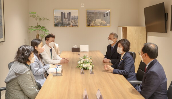 강정애 장관이 지난달 26일 고 박찬준 경위의 배우자를 만나 출산을 축하하고 있다.