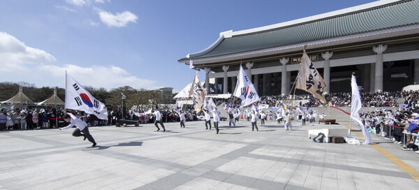 1일 천안 독립기념관에서 명예독립운동가 1,919명과 함께하는 독립선언 퍼포먼스가 펼쳐지고 있다.