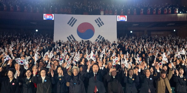 윤석열 대통령이 지난 1일 열린 제105주년 3·1절 기념식에서 참석자들과 만세삼창을 하고 있다.
